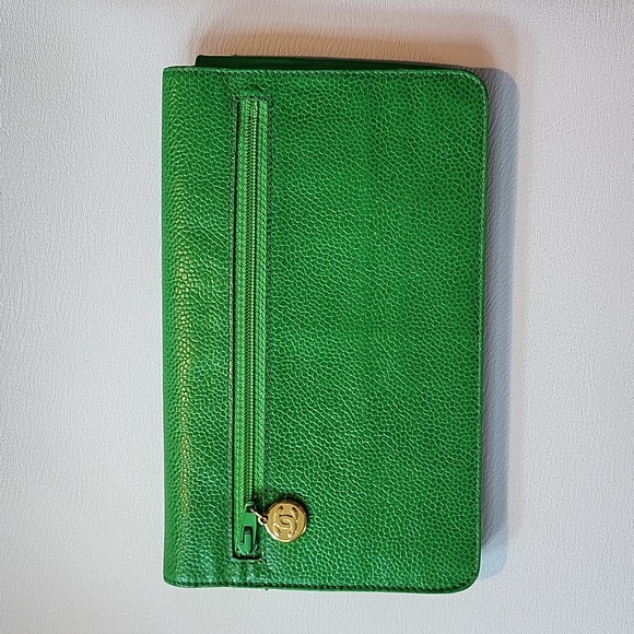Authentic CHANEL big wallet with gold hardware pre-owned green - Picture 2 of 11
